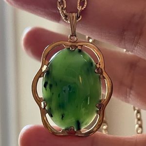Large 15 carat natural nephrite jade pendant & gold tone chain